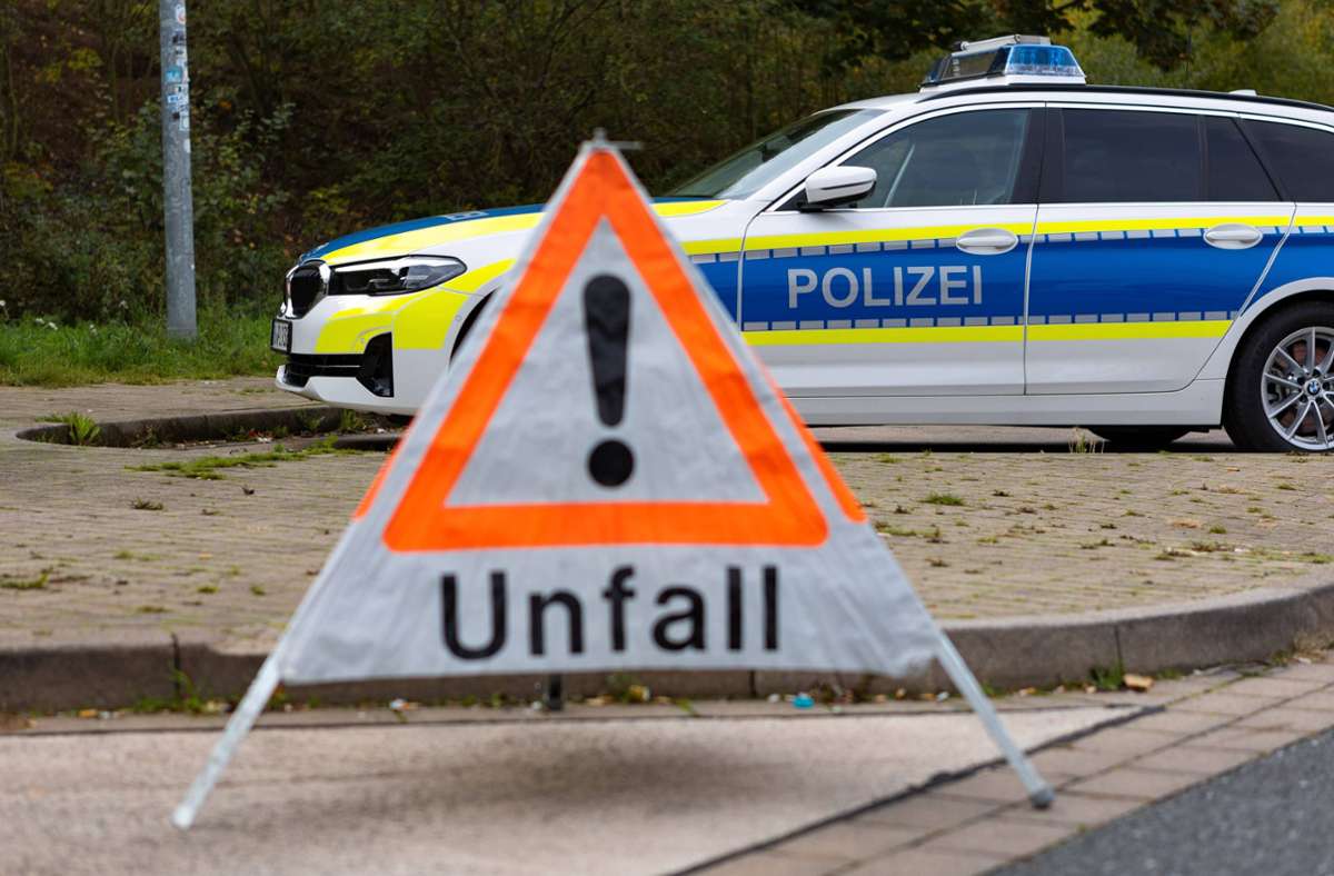Unfall in Esslingen: Fahrer überschlägt sich mit Auto –  Und fährt nach Hause