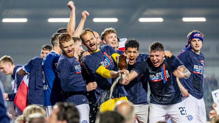 Holstein Kiel steigt in die Bundesliga auf: „Mo1n Bundesliga!“ Kiel feiert Aufstieg mit wilder Partynacht