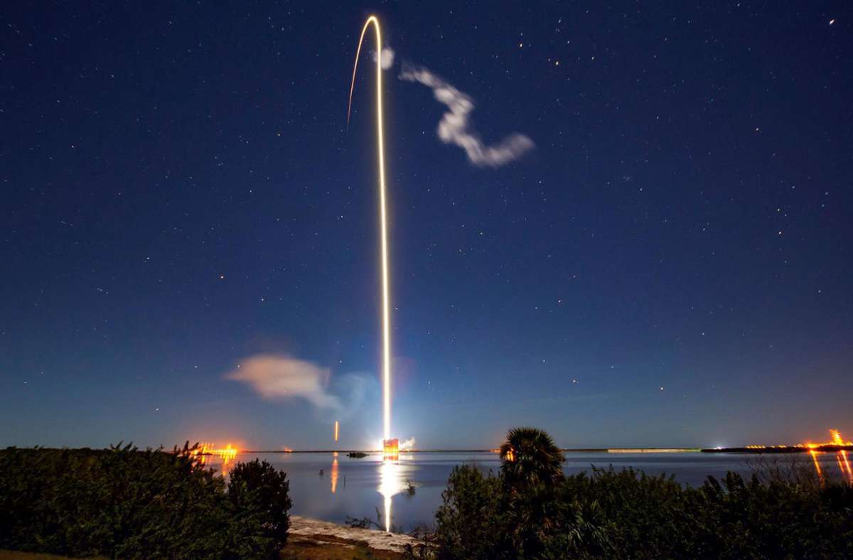 Start einer Falcon-9-Rakete des US-Raumfahrtunternehmens SpaceX mit Dutzenden Starlink-Satelliten an Bord.