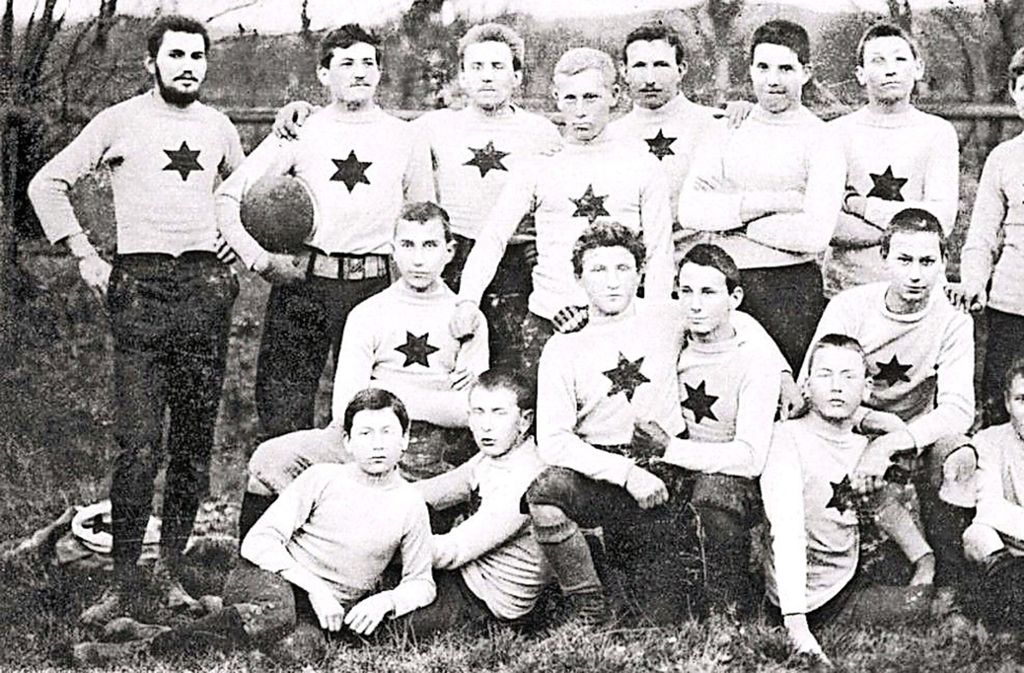 Am Anfang stehen zwei verschiedene Klubs: 9. September 1893: Der FV Stuttgart 1893 wird gegründet.September 1897: Der Kronenklub Cannstatt, auch als „FC Krone“ bekannt, wird ins Leben gerufen.Was die beiden Vereine verbindet? Bald schon sehr viel.