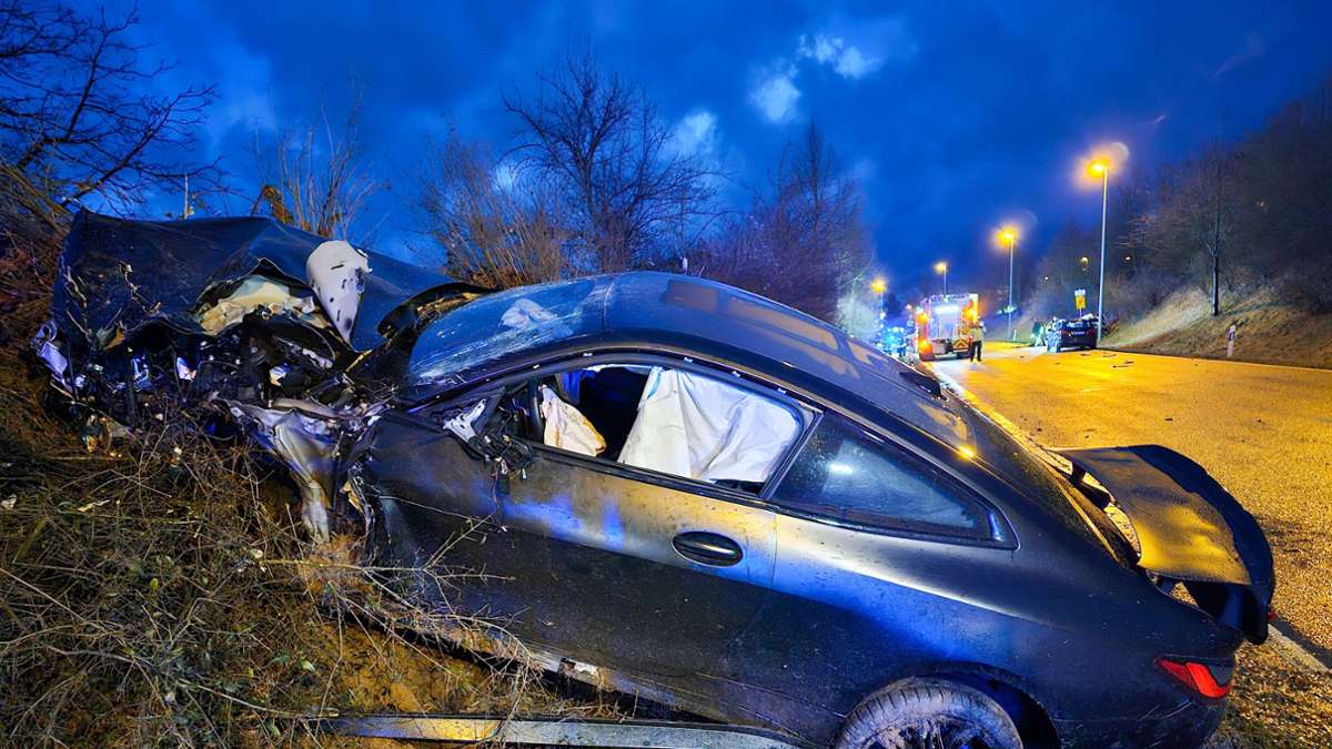 Pforzheim: Autofahrer stirbt nach Frontalzusammenstoß