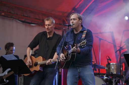 Marcus Wiebusch (li.) und Thees Uhlmann auf der Freilichtbühne am Killesberg Foto: Lichtgut/Julian Rettig