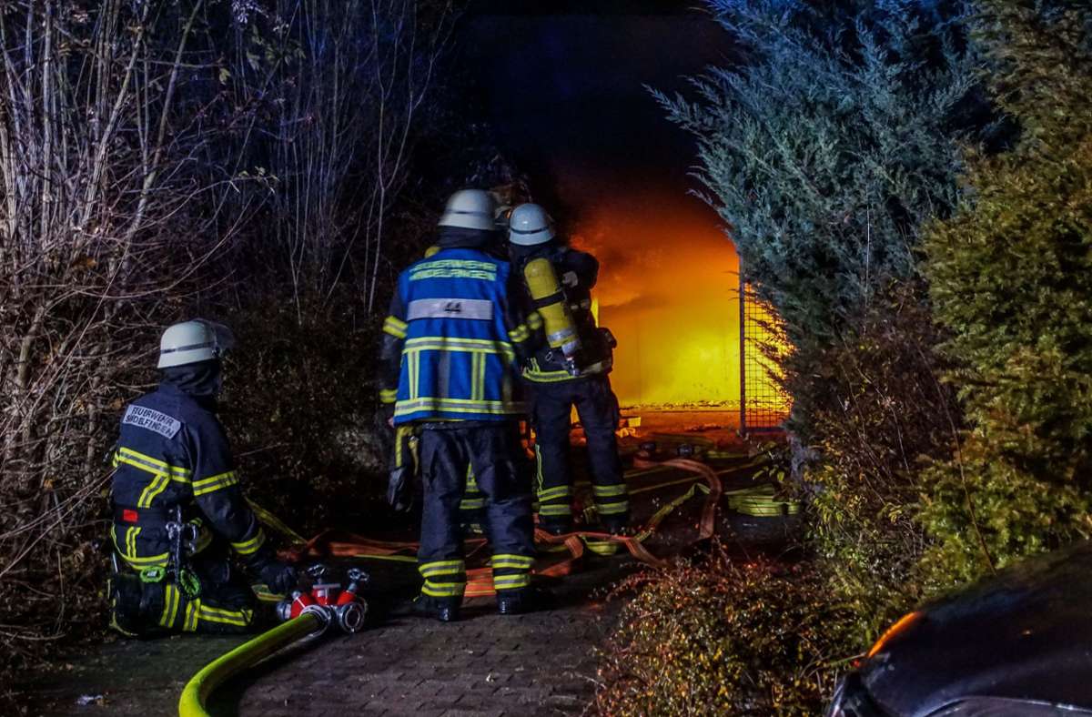 Großeinsatz in Sindelfingen: Mülltonnen in Tiefgarage brennen lichterloh – Bewohner evakuiert