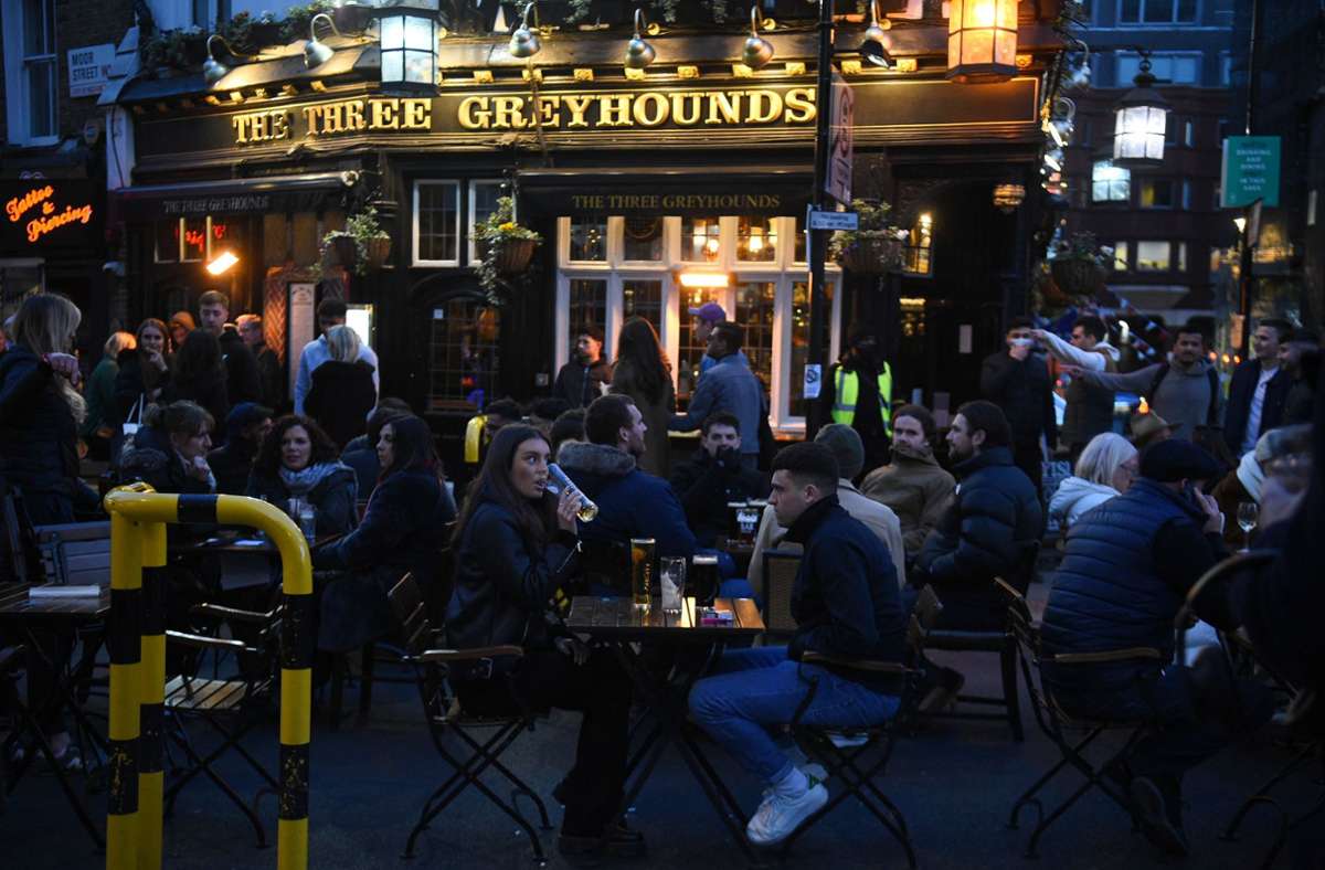 Corona-Lockerungen in Großbritannien: Warum in britischen Pubs fast kein deutsches Fassbier  fließt