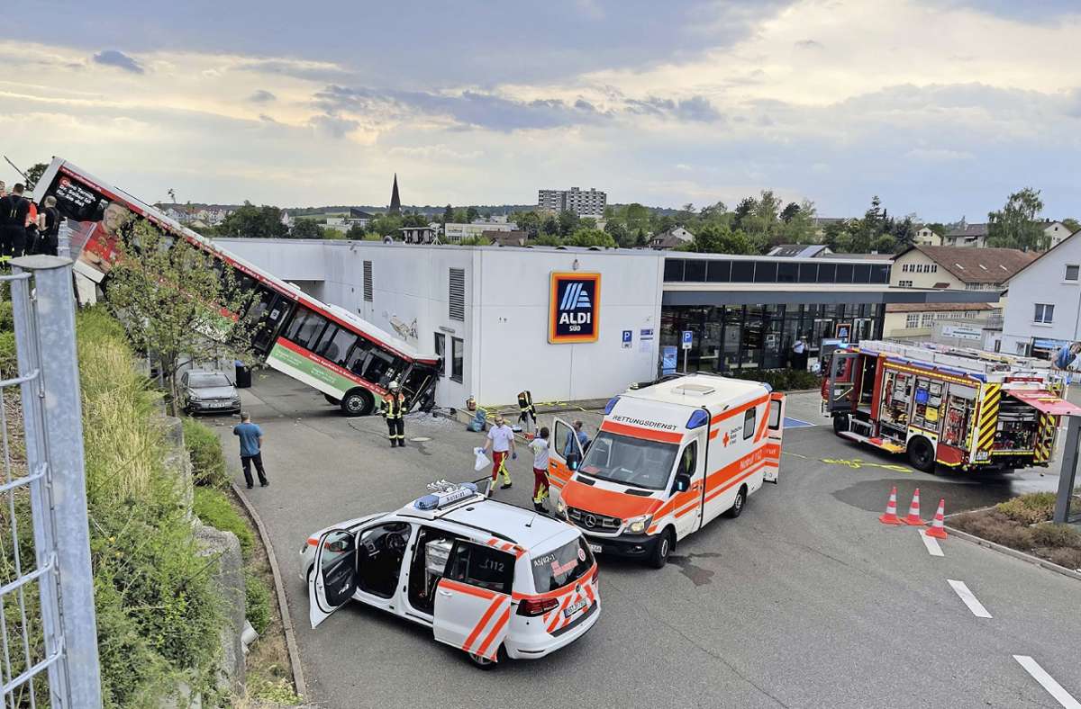 In die Tiefe gestürzt ist ein Linienbus beim Aldi in Herrenberg; der Fahrer wurde mit dem Rettungshubschrauber in eine Klinik geflogen.  Foto: SDMG/Schulz