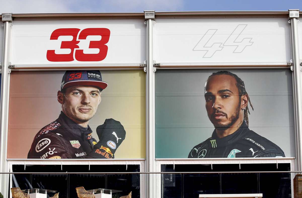 Max Verstappen (li.) und Lewis Hamilton kämpfen um den WM-Titel – zwei Rennen vor Schluss hat der Niederländer noch knapp die Nase vorn. Foto: imago/PanoramiC