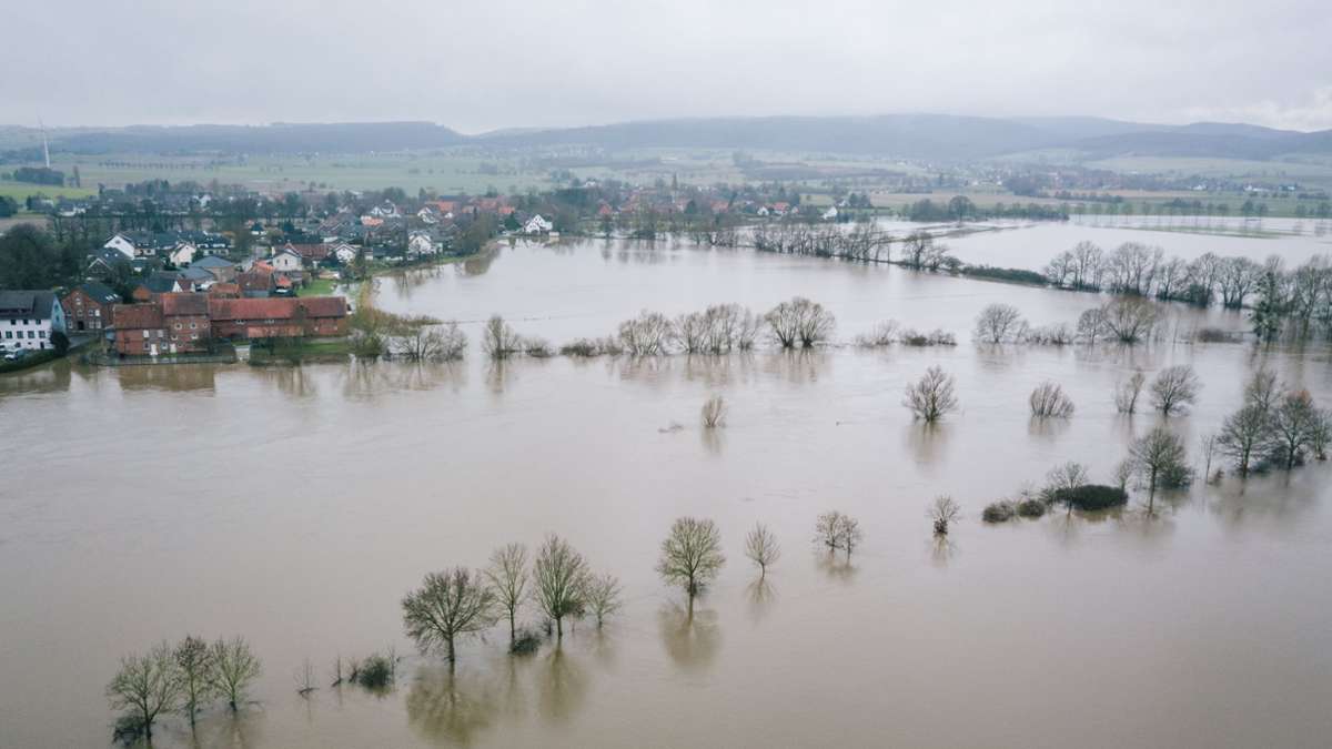 Wiesen und Felder werden vom Hochwasser der Weser überflutet.