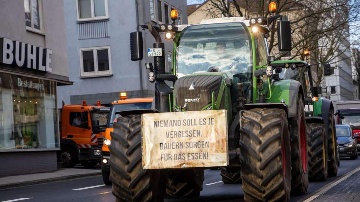 Traktorkolonnen auf Hauptverkehrsstraßen: Landwirte kündigen für Montag Protestaktionen an