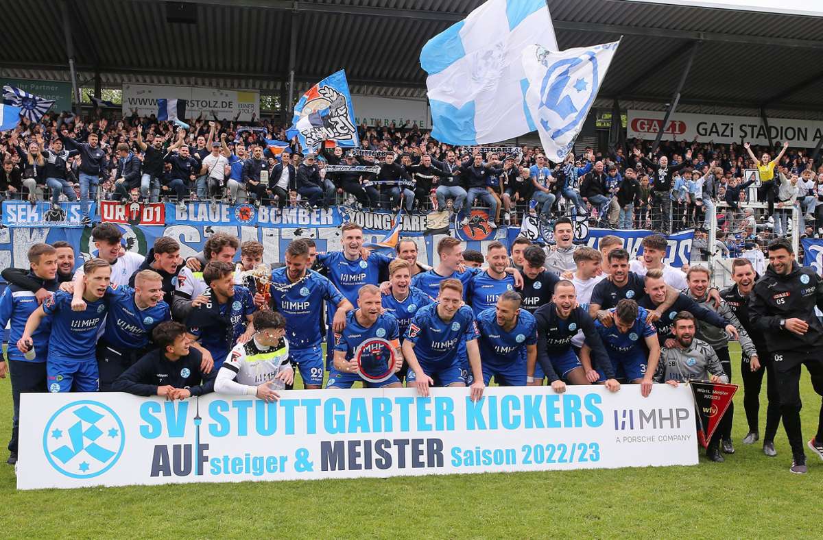 Die  Stuttgarter Kickers jubeln mit  Schale, Wimpel  – und ihren begeisterten Fans.