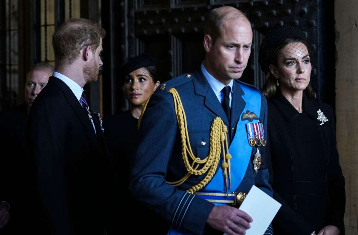 Bedrückte Mienen: Prinz William, Prinzessin Kate, Prinz Harry und Herzogin Meghan verlassen die Westminster Hall.