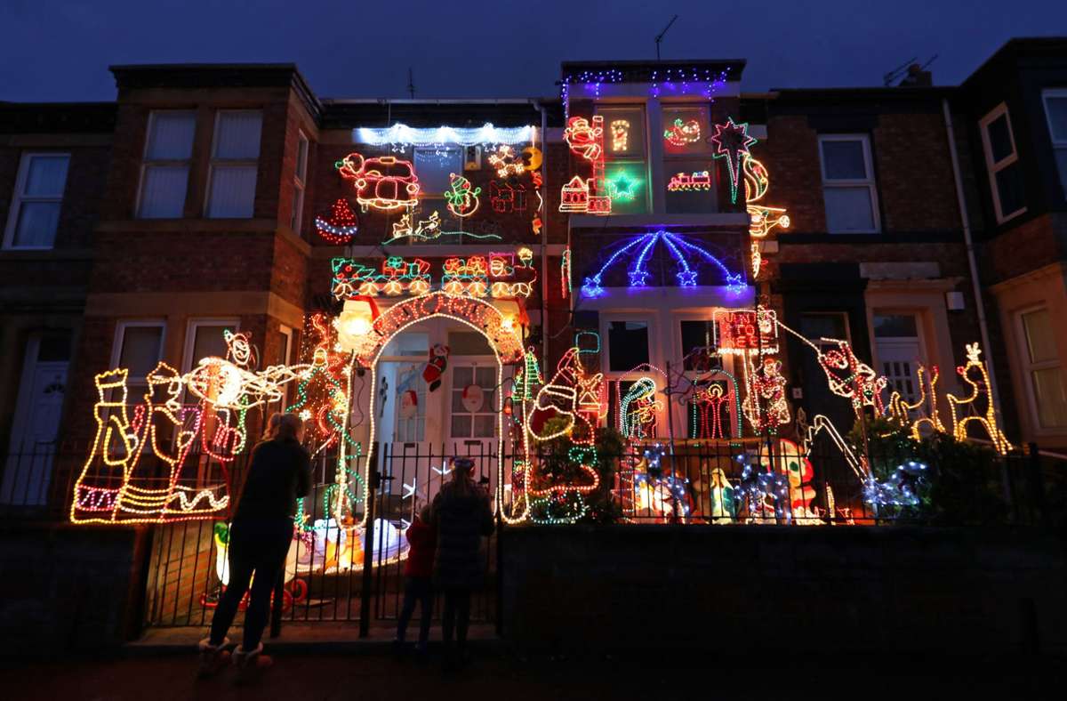 Wie lange darf die Weihnachtsbeleuchtung am Haus bleiben? Foto: dpa/Owen Humphreys