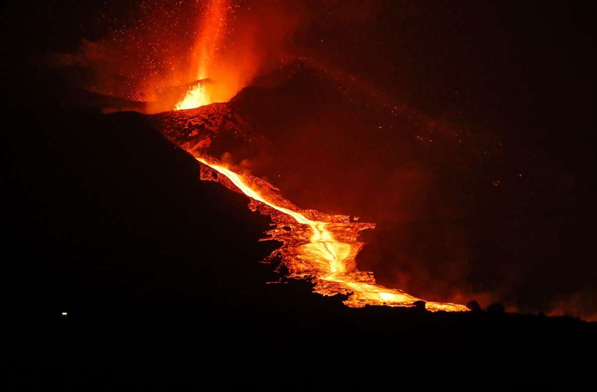 Lava fließt vom Vulkan auf dem  Cumbre Vieja herab ins Tal.