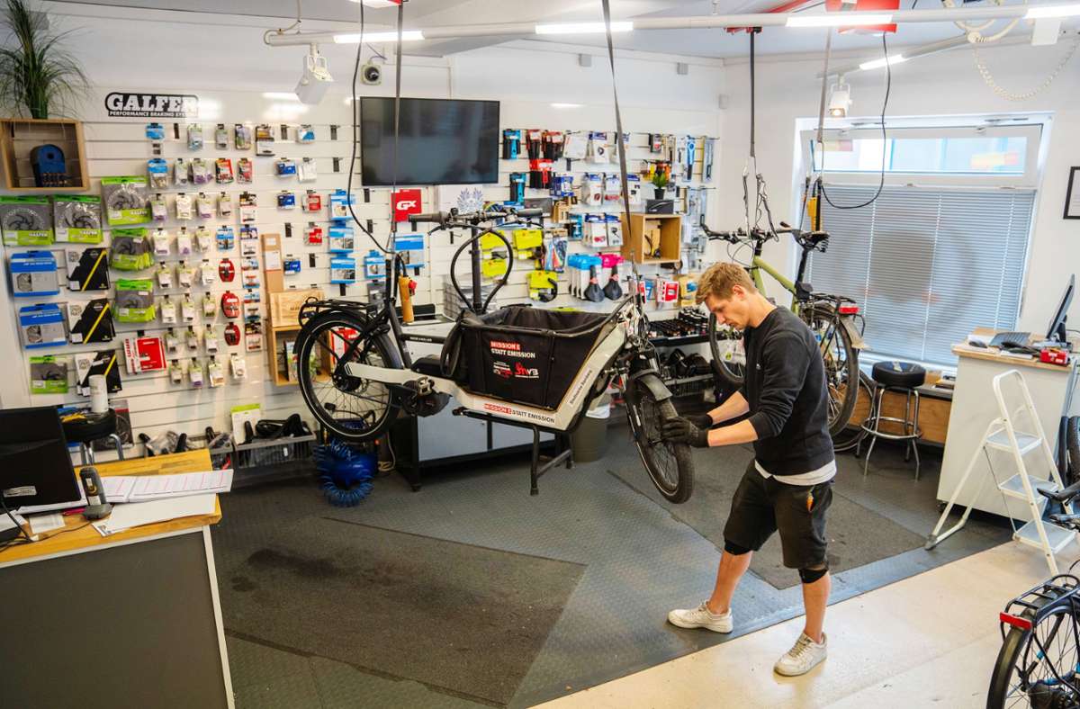 Mechatroniker ist bei jungen Männern ein gefragter Ausbildungsberuf –  etwa in der E-Bike-Branche. Foto: dpa/Nicolas Armer