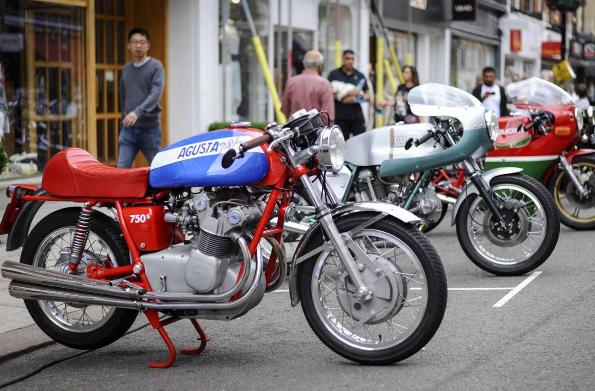 In London stehen eine MV Agusta 750S, eine Ducati 750 SS 1974 und eine  Ducati 900 Mike Hailwood Replica.