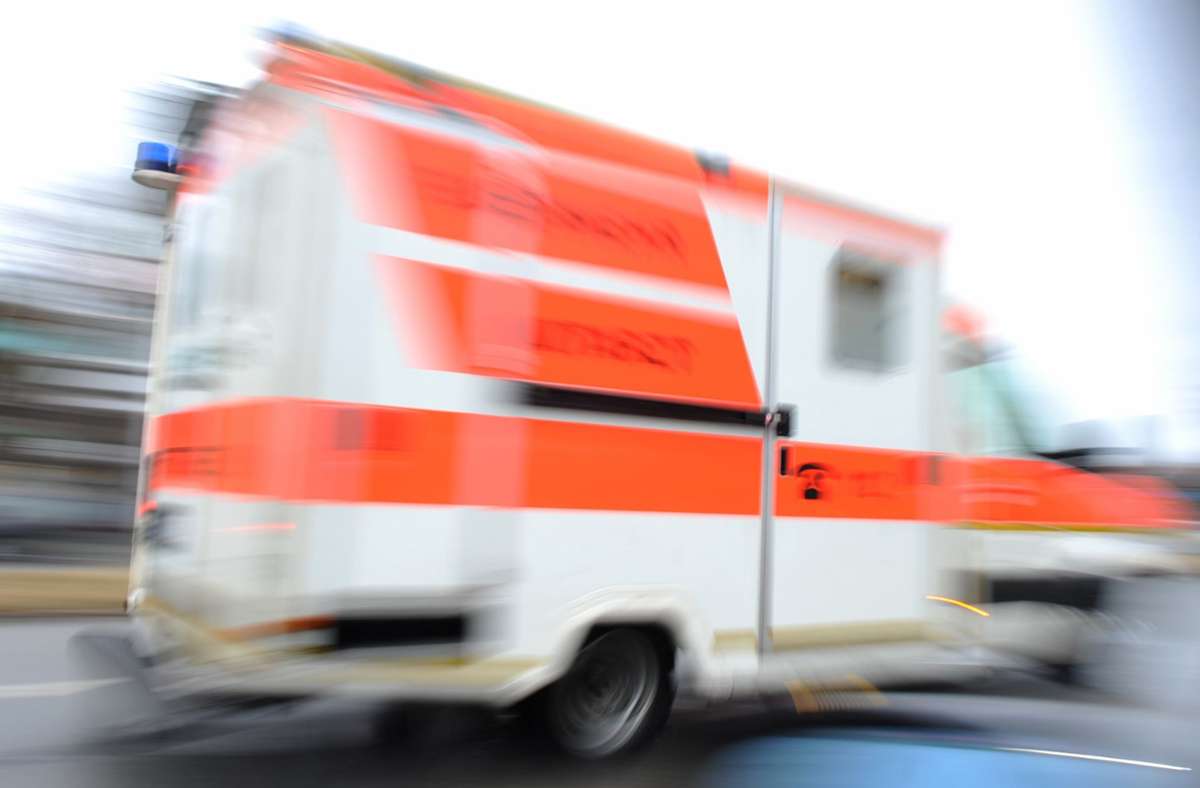 A8 bei Karlsbad: Unfall mit Reisebus fordert neun Verletzte