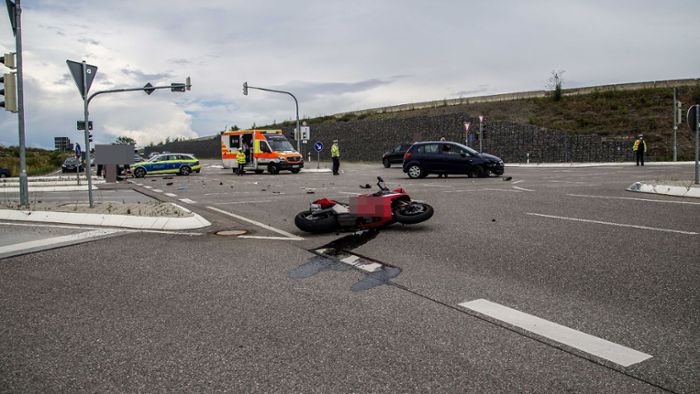 18-jähriger Motorradfahrer wird bei Unfall schwer verletzt