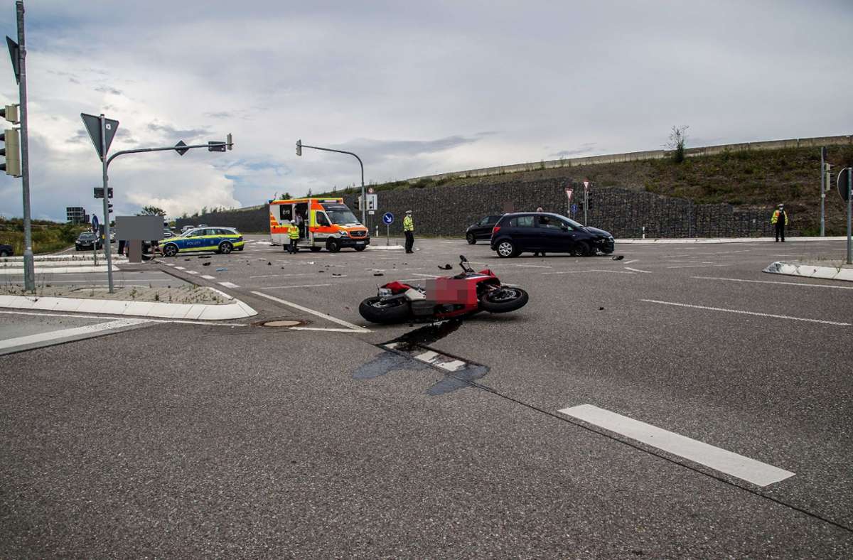 Zwischen Sindelfingen und Darmsheim: 18-jähriger Motorradfahrer wird bei Unfall schwer verletzt
