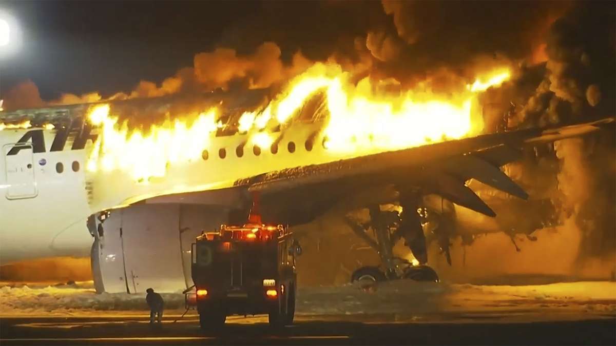 Nach einem Zusammenstoß auf dem Tokioter Flughafen Haneda gerieten zwei Flugzeuge in Brand.