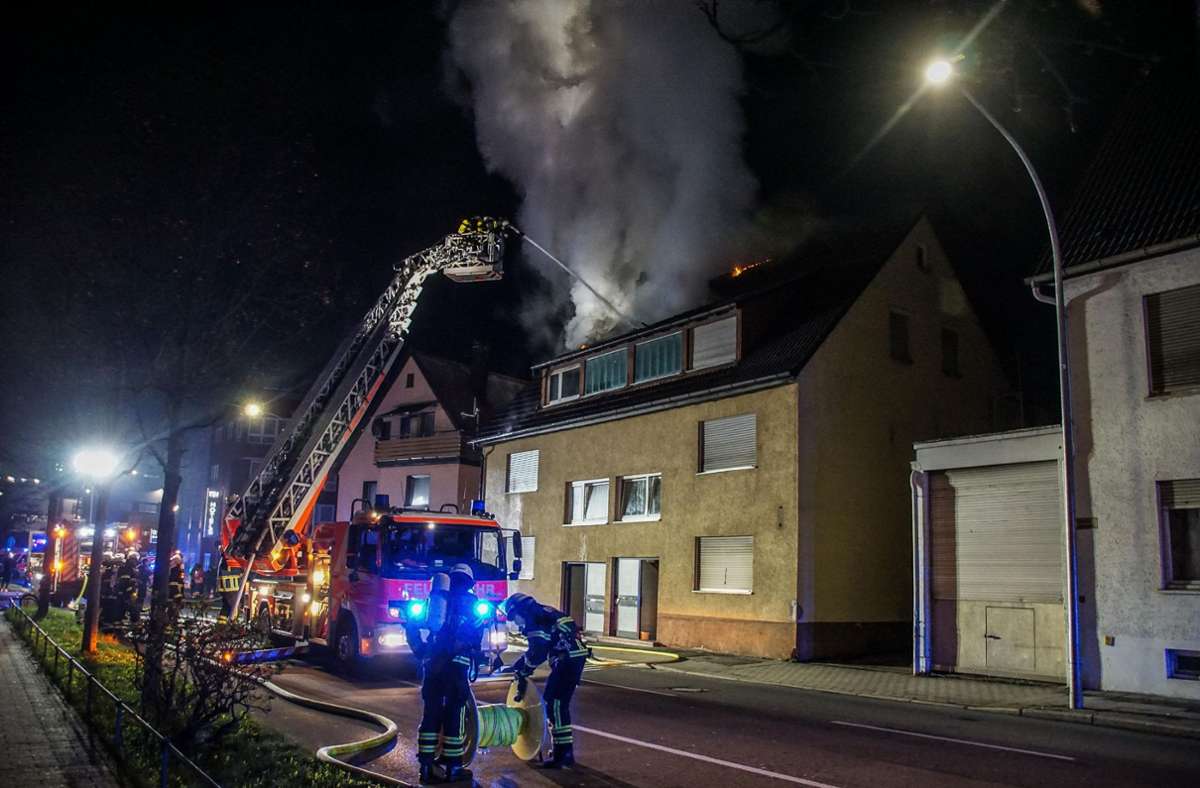 Brand in Sindelfingen: Dachstuhl eines Mehrfamilienhauses fängt Feuer