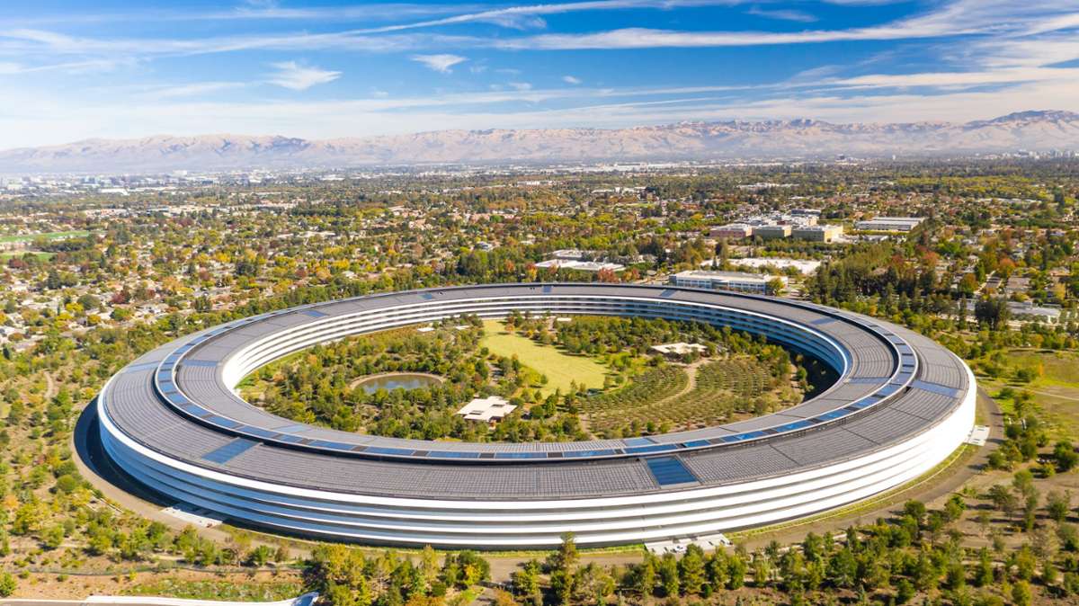 Apple Park, der Hauptsitz der Firma Apple in Cupertino, Kalifornien, eröffnete im Jahr 2017. Gestaltet haben ihn Foster + Partners  als Ring, der sich um einen 12 Hektar großen Park schließt. Apple Park hat einen Durchmesser von einem halben Kilometer  und ist damit größer als das US-amerikanische Pentagon.  14 000 Parkplätze sind am Campus vorgesehen. Foster selbst verteidigte die Größe des Projekts gegen Nachhaltigkeitsbedenken: Ziel sei es gewesen, alle Mitarbeiter in einem einzigen Gebäude zu vereinen, statt mehrere Gebäude auf dem Campus zu verteilen. So müssten Mitarbeiter, die von einer Abteilung zur anderen gehen, nicht Parkplätze und Straßen  überqueren, sondern könnten durch den Park schlendern oder im Zirkel innerhalb des Gebäudes gehen – und  im Kontakt mit anderen Mitarbeitern bleiben. Die futuristische Optik verbunden mit einem unmittelbaren Zugang zur Natur ist ein Markenzeichen Norman Fosters.
