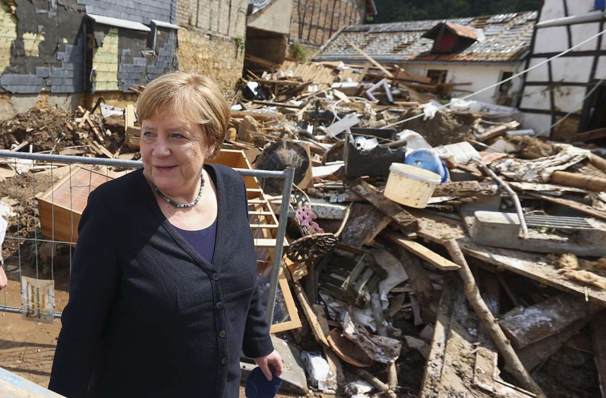 Kanzlerin Angela Merkel in dem vom Hochwasser betroffenen Bad Münstereifel. Foto: dpa/Wolfgang Rattay