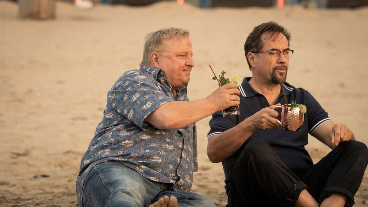 Boerne (Jan Josef Liefers, re.) und Thiel (Axel Prahl) feiern den gelösten Fall mit einem Drink am Meer.