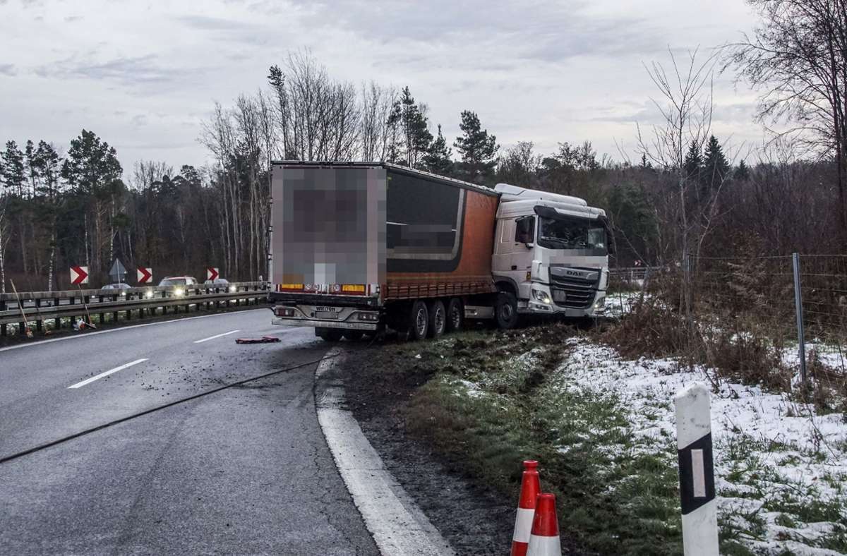 Bei A 81 von Fahrbahn abgekommen: Lastwagen legt Autobahnkreuz lahm