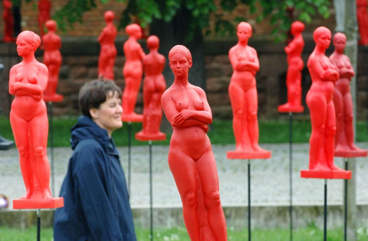 Begehrt: Die Figuren von Ottmar Hörl sind nicht nur beliebte Fotomotive, sondern werden auch häufig gestohlen. Die „Venus von Offenburg“,  rote Frauenskulpturen, die 2005 auf einem ehemaligen Kasernenareal in Offenburg ausgestellt wurden, waren besonders begehrtes Diebesgut.