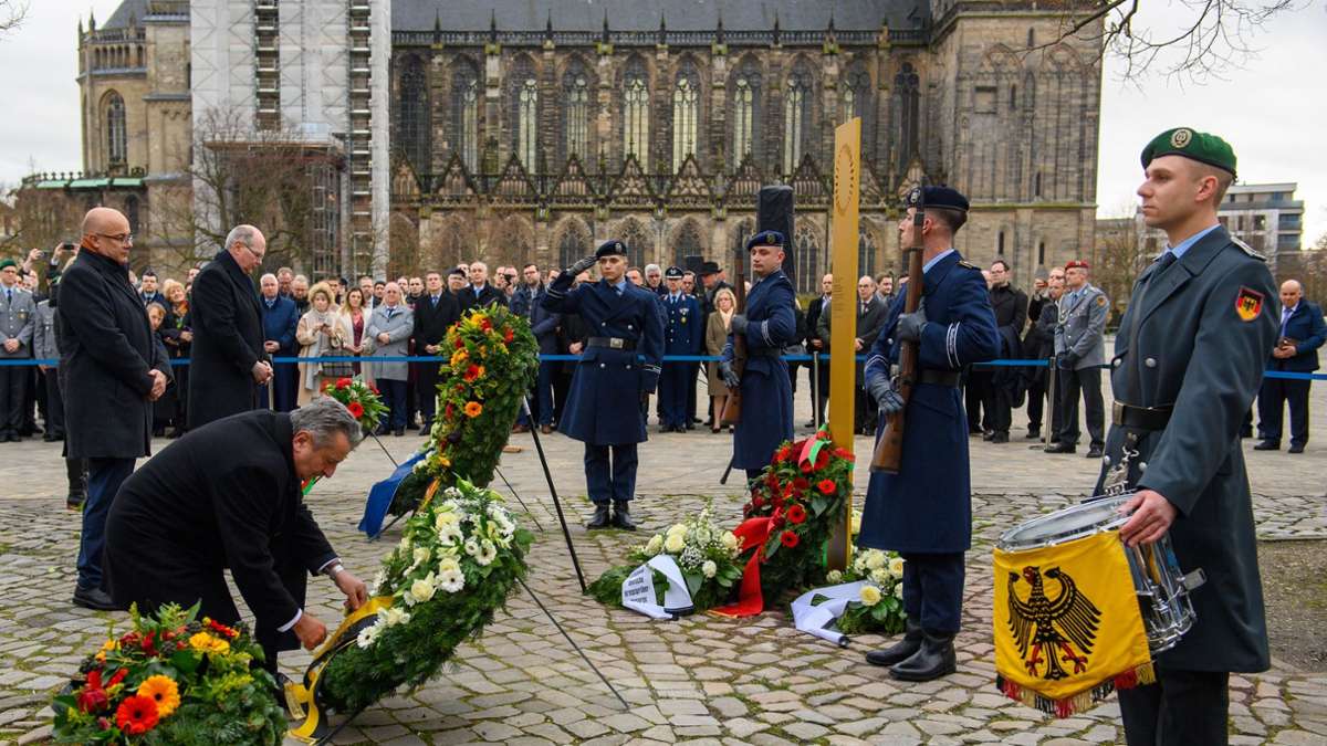 Auf dem Magdeburger Domplatz wird eine Stele zum Gedenken an das Reichsbanner und dessen Gründung in Magdeburg eingeweiht.