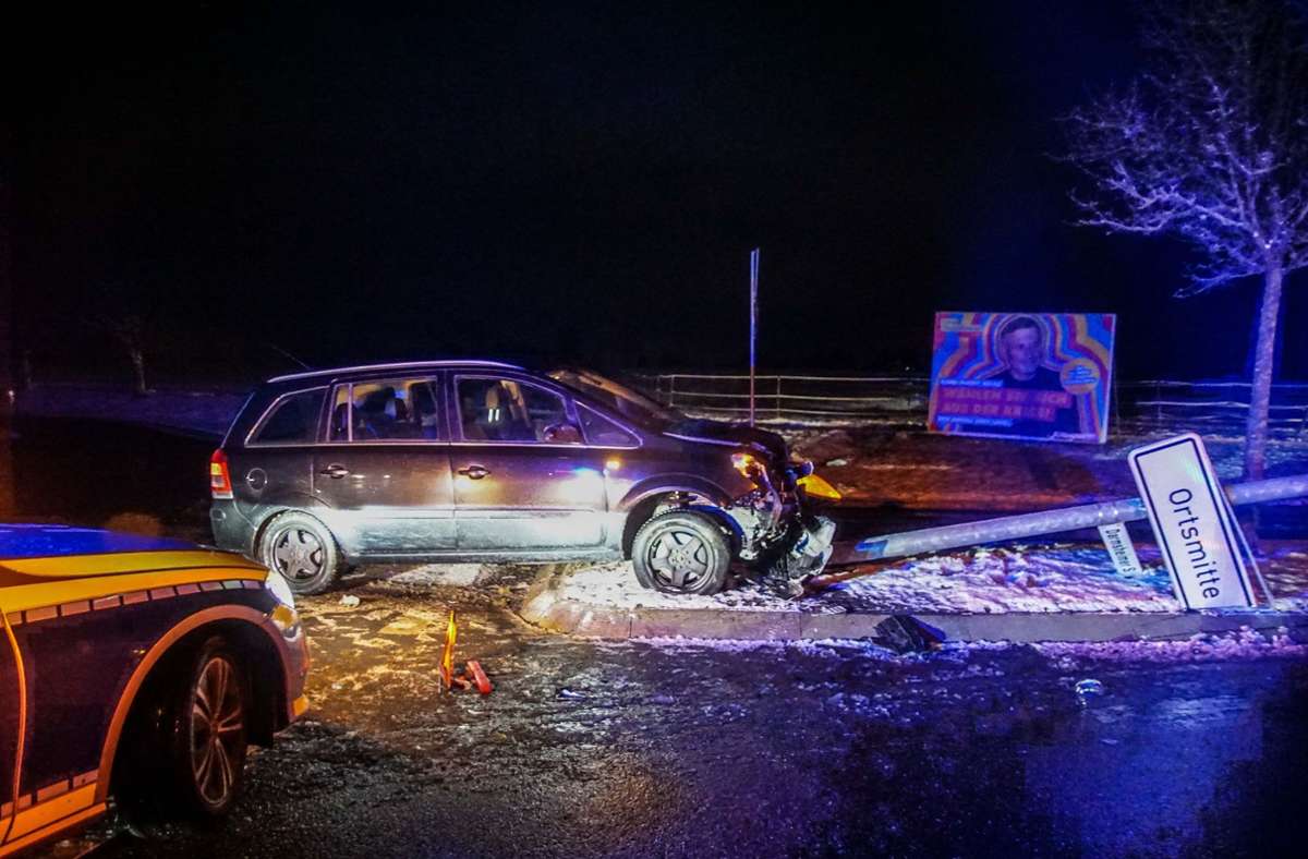 Unfall in Maichingen: Opel-Fahrer fährt Straßenlaterne um
