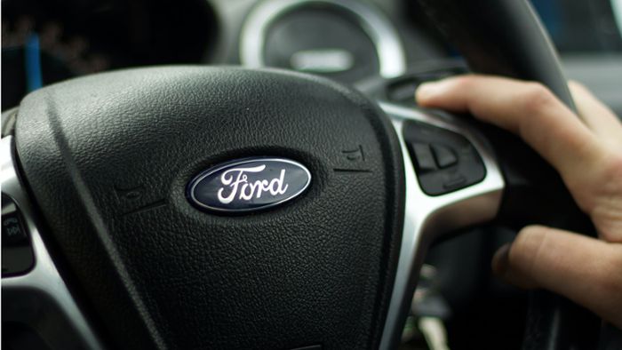 Ford fährt alleine fort – zwei Verletzte und Blechschaden in Böblingen