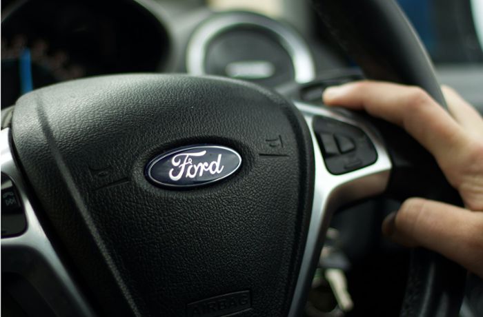 Handbremse vergessen?: Ford fährt alleine fort – zwei Verletzte und Blechschaden in Böblingen