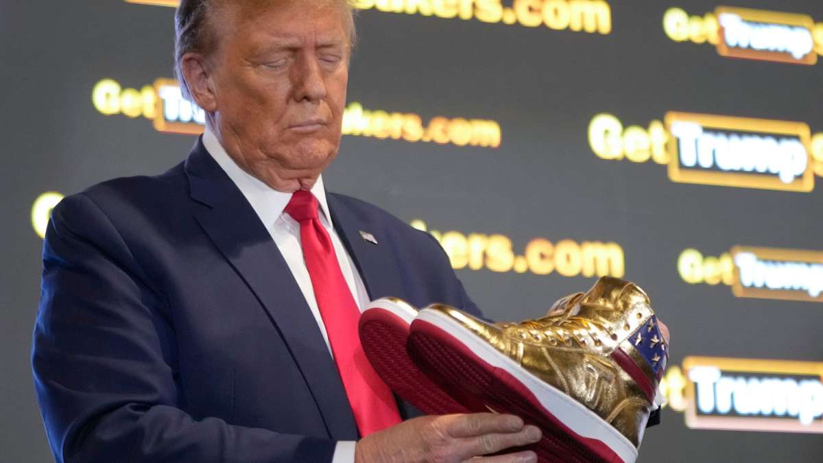 Kurioses: Fanartikel: Trump stellt goldene Sneaker für 399 Dollar vor