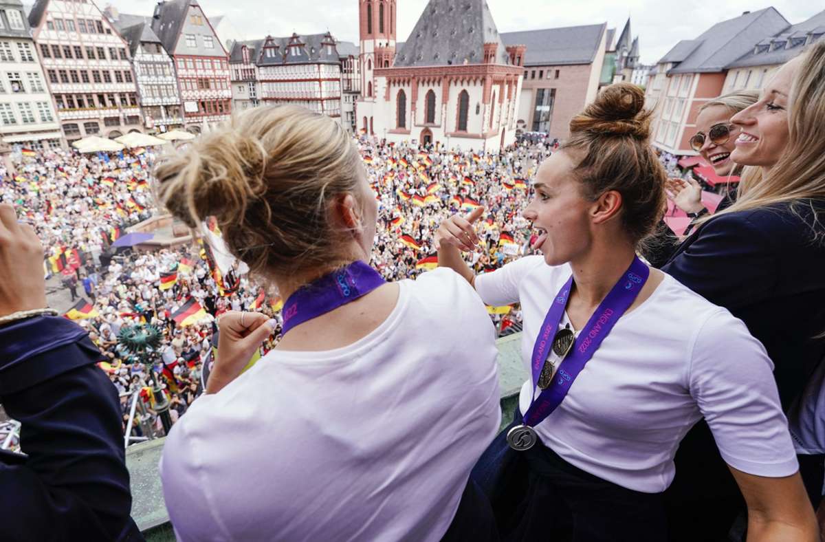 Alexandra Popp (l.) und Lina Magull werden auf dem Balkon des Römer gefeiert.