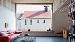 Familie verwandelt alten Gutshof in minimalistischen Wohntraum