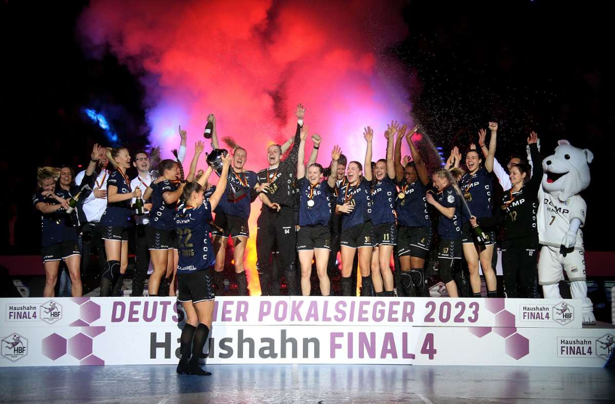 Die Handballerinnen der SG BBM in Feierlaune.