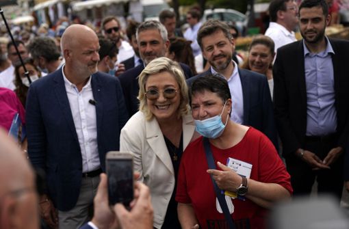 Marine Le Pen (mit Sonnenbrille) stürzt sich mit vollem Einsatz in den Wahlkampf. Foto: dpa/Daniel Cole