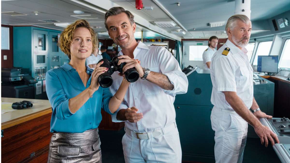 Kapitän Max Parger (Florian Silbereisen, M.) bringt in der 100. „Traumschiff“-Folge Veronika Bruckner (Wanda Perdelwitz) mit an Bord.