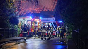 180 Feuerwehrleute löschen Brand auf Reiterhof