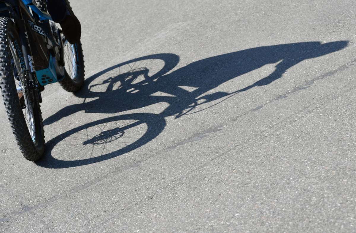 Zeuge gesucht in Ehningen: E-Bike-Fahrer bringt 16-Jährige  zu Fall und flüchtet