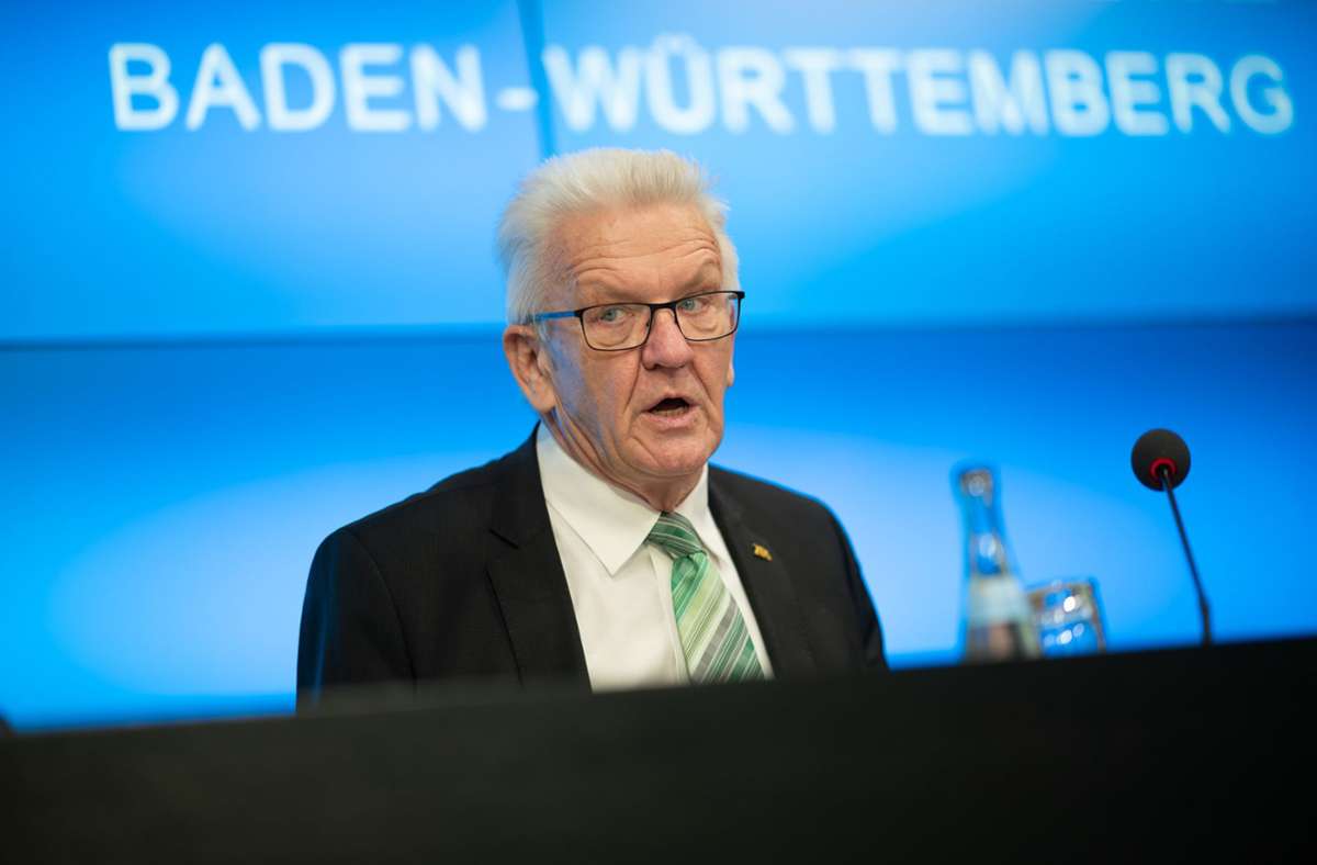 Regierungs-PK in Baden-Württemberg: Kretschmann pfeift Eisenmann zurück: Abstand in Unterstufe wahren
