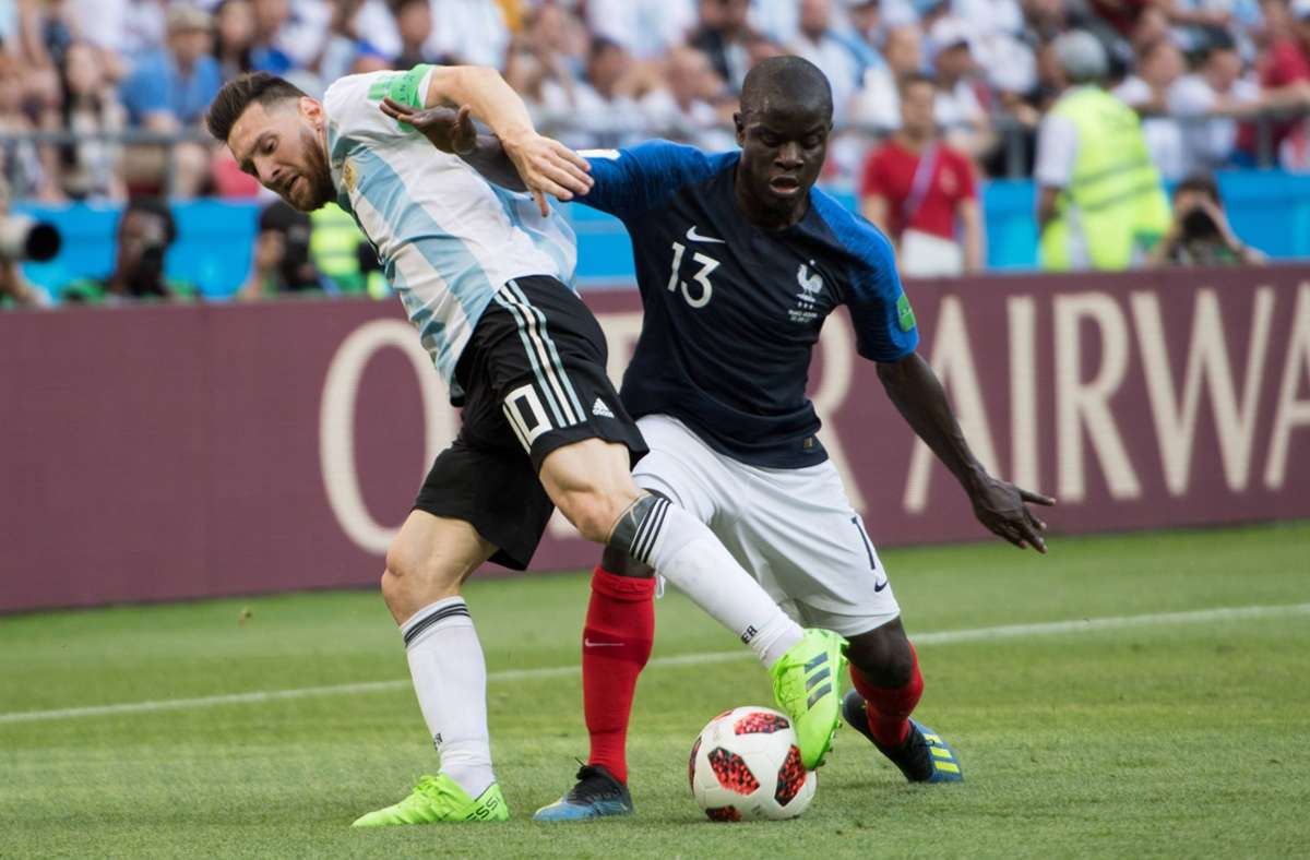 Frankreich und Argentinien standen  sich bisher noch nie  in einem WM-Finale gegenüber. Hier duellieren sich Lionel Messi (li.) und Ngulo Kante im WM-Achtelfinale 2018 (4:3 für Frankreich).