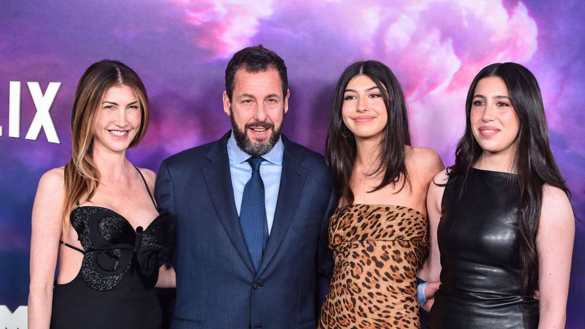 Bei der Netflix-Premiere von „Spaceman“ war die ganze Familie von Hauptdarsteller Adam Sandler dabei. (v.l.: Jackie und Adam mit ihren Töchtern Sunny und Sadie Sandler).