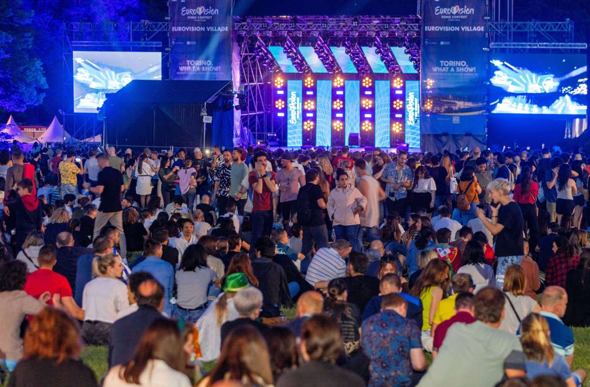 Musikfans verfolgen die Liveübertragung vom zweiten Halbfinale des Eurovision Song Contest (ESC) im Eurovision Village in Turin.