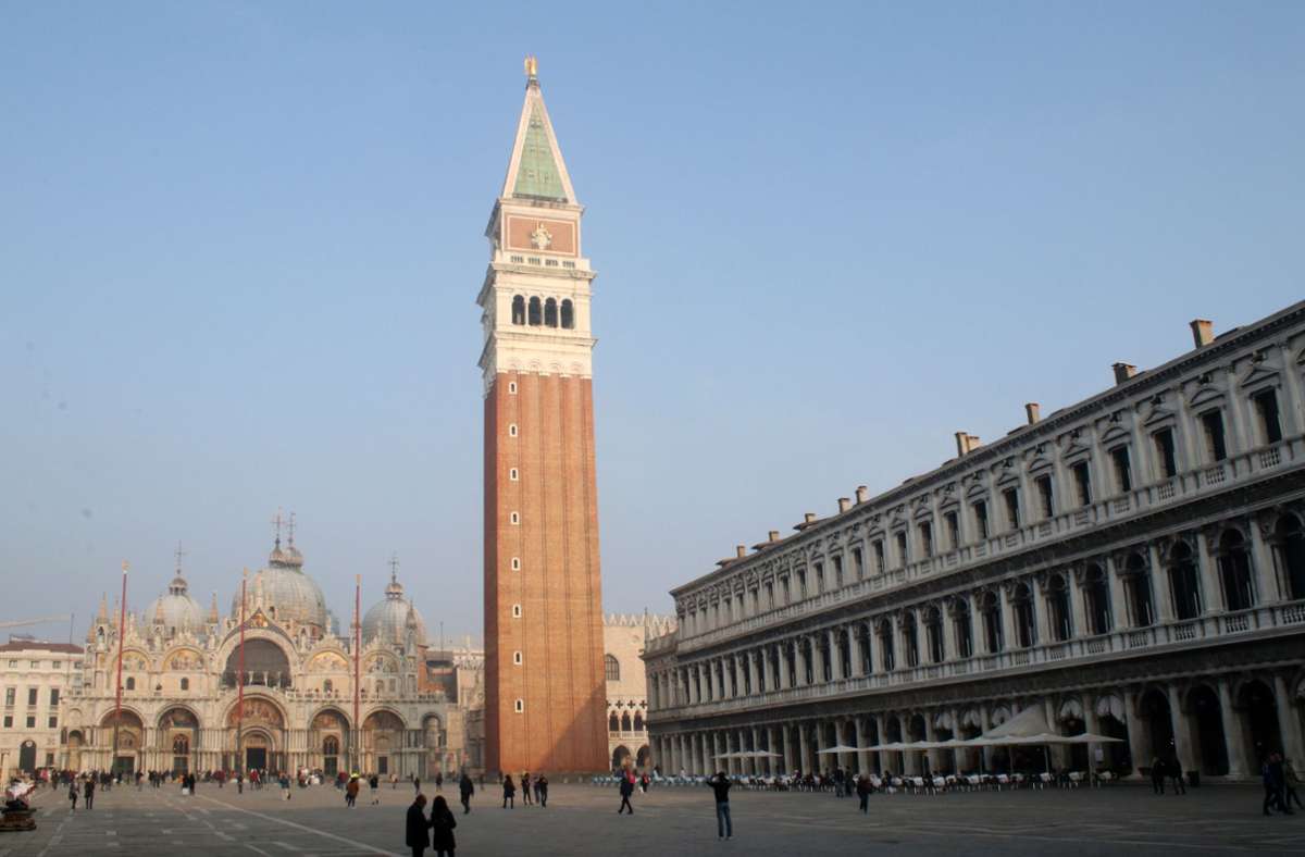 Ebbe in Venedig: Gondeln liegen auf dem Trockenen
