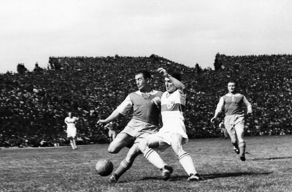 VfB-Mann Erich Retter (rechts) im Endspiel der deutschen Meisterschaft 1962.