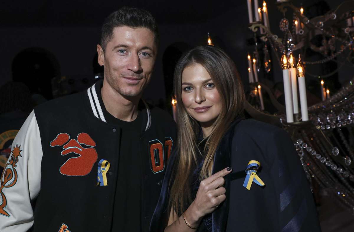 Robert Lewandowski mit seiner Ehefrau Anna auf der Fashion Week.
