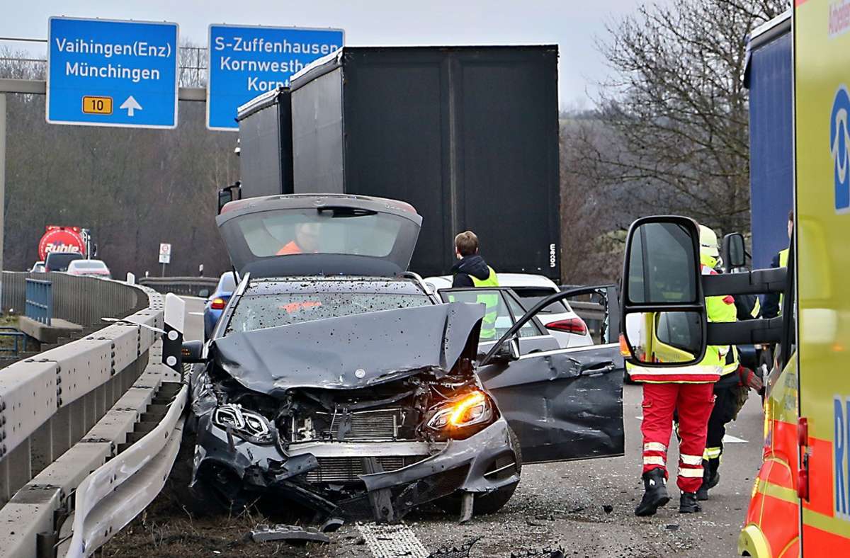 Ein Autofahrer ist bei einem Unfall auf der A81 bei Korntal-Münchingen verletzt worden.