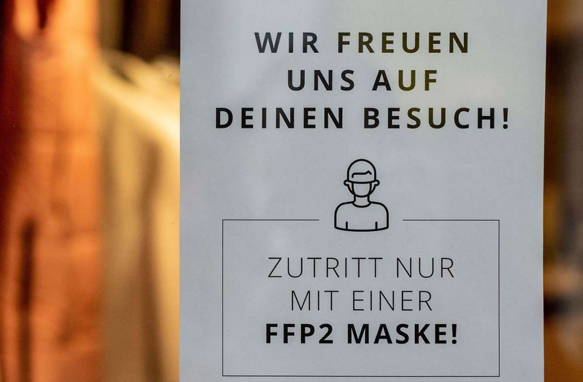 Ein Schild mit der Aufschrift „Zutritt nur mit einer FFP2 Maske!“ ist an einem Eingang zu einem Bekleidungsgeschäft in der Innenstadt von Göttingen  zu sehen.  Seit dem 3. April entfallen in großen Teilen Deutschlands nahezu alle Corona-Schutzmaßnahmen wie zum Beispiel Maskenpflicht und 3G-Regel. Foto: dpa/Swen Pförtner