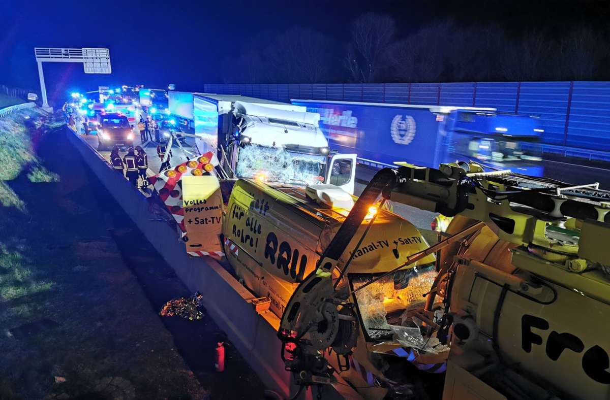 Unfall nahe Dielheim: Lkw fährt in Wanderbaustelle auf A6 - Drei Verletzte